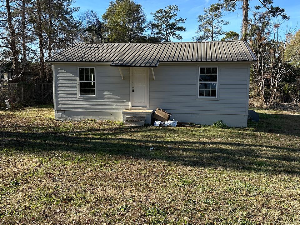 2nd image of 2202 Crestview St