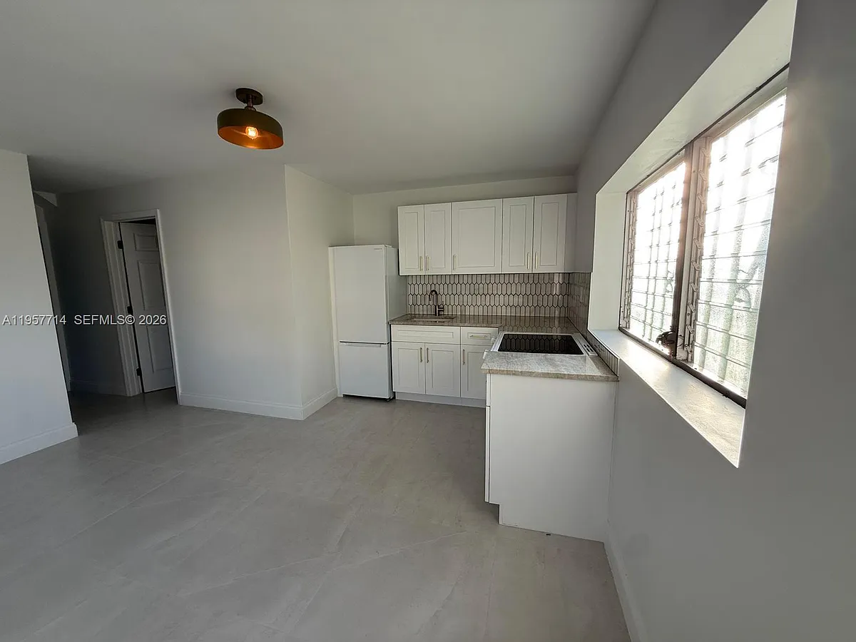 Building Photo - 525 SW 22nd Ave #B