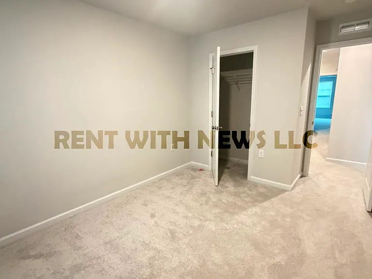 282 Paramount Dr — Photo 16