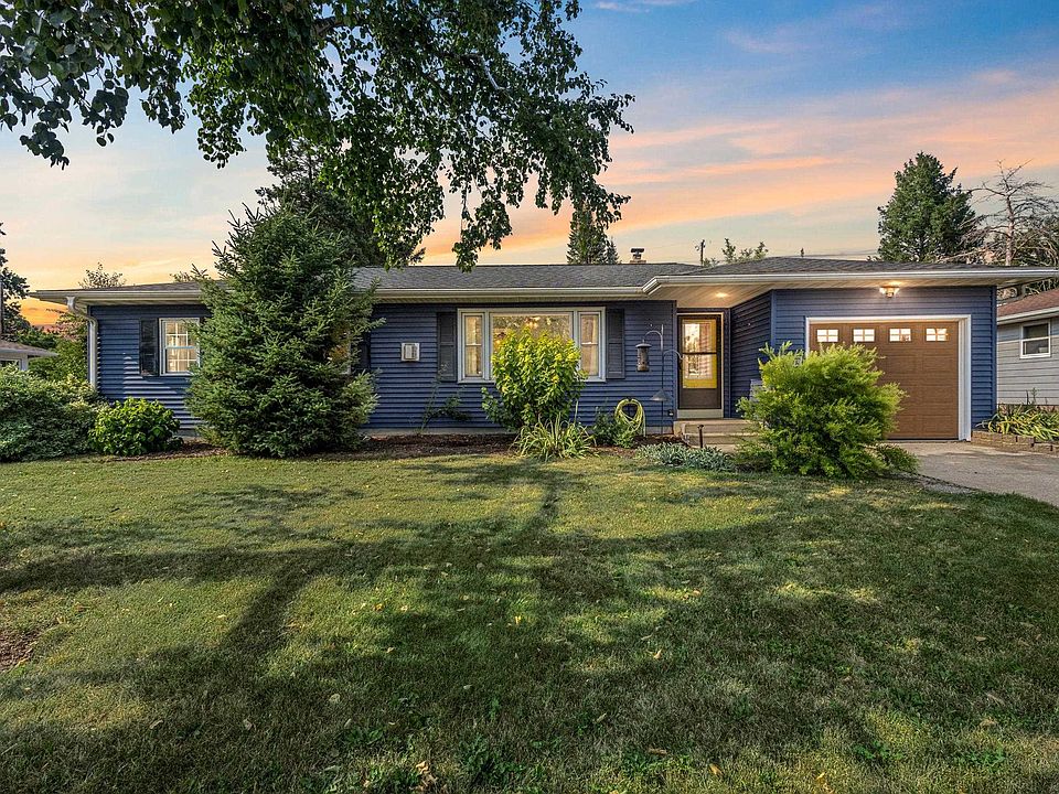 1st image of 4210 Sunnyside Cres