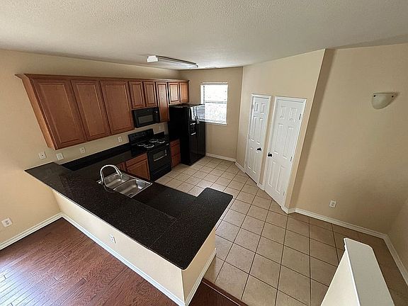 Granite counter tops.