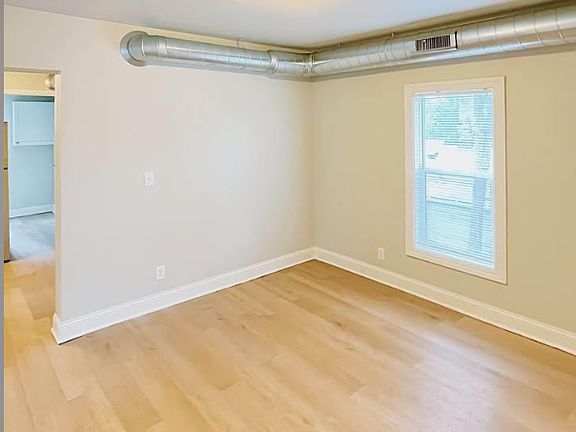 4th image of 826 20th Ave NE Unit 1