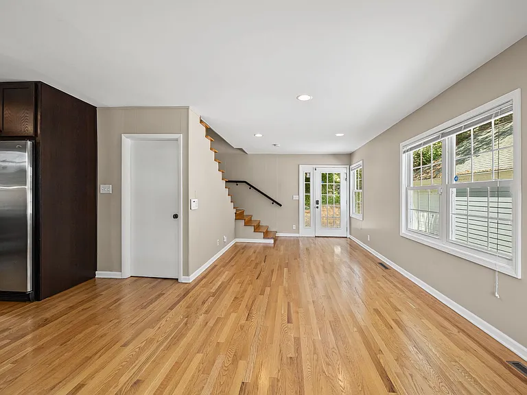 2260 N River Rd — Photo 18