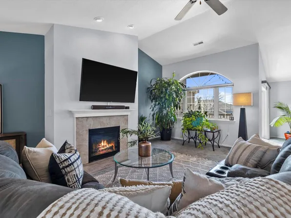 1048 Quinlan DRIVE #B, Pewaukee, WI 53072