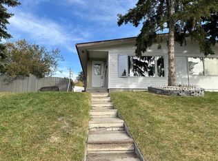 121 W Huntford Close NE, Calgary, AB T2K 3Y7