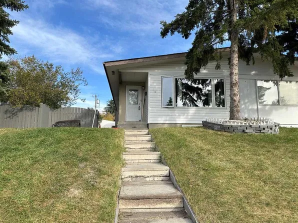 121 W Huntford Close NE, Calgary, AB T2K 3Y7