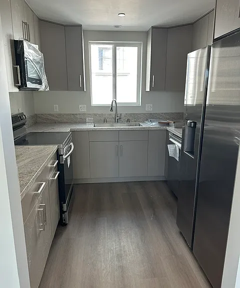 11945 Victory Blvd — Photo 16