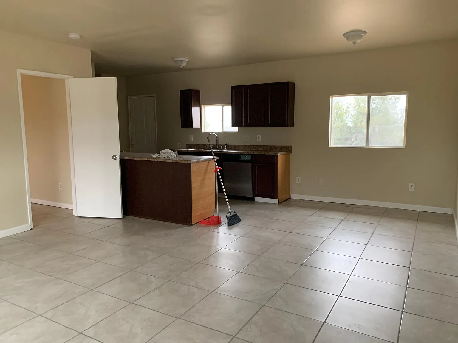 3 bed, 920 sqft, $1,795 — Photo 3