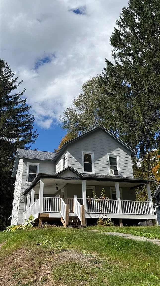 4 bed, 1.5 bath, 1764 sqft, $1,690 — Photo 1