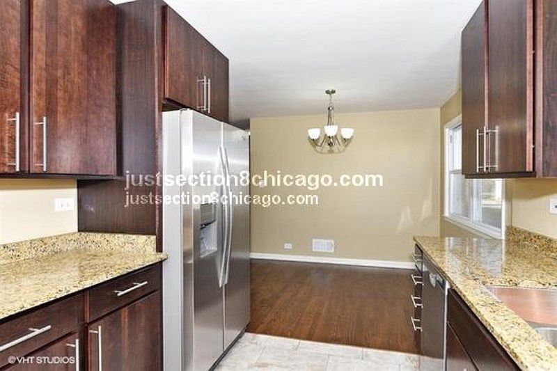 1st image of 900 E 162nd Pl