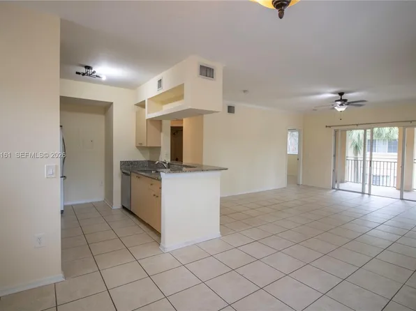 2469 Centergate Dr, Hollywood, FL 33025