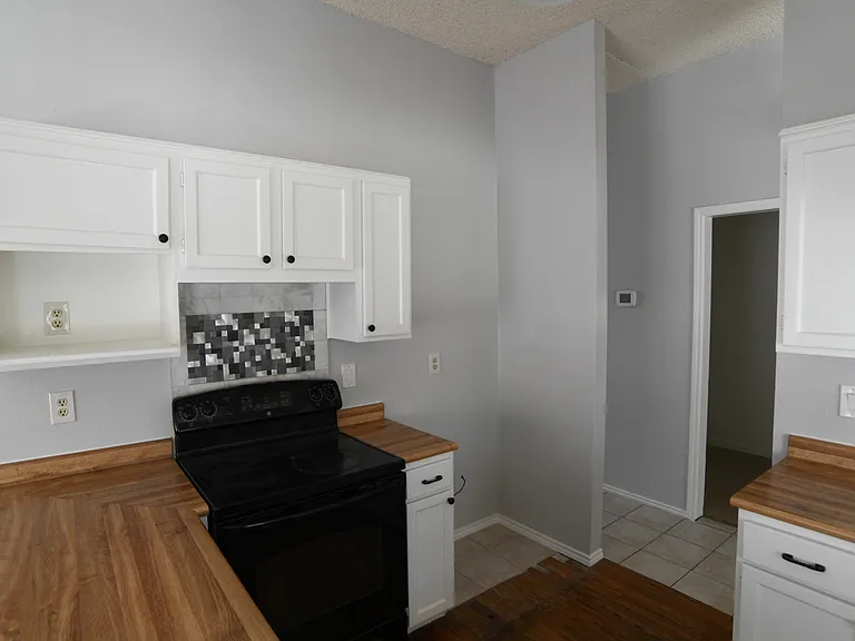 3231 Tree Grove Dr — Photo 8