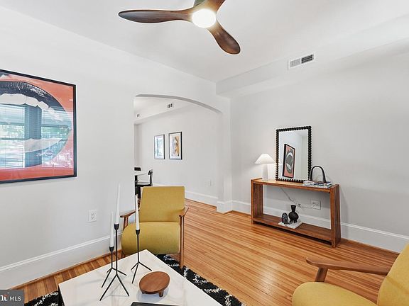 4th image of 2139 3rd St NE