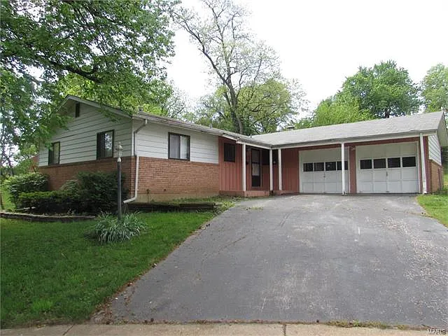 735 Larkin Ave photo 1