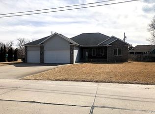 71 Cottonwood Dr, Columbus, NE 68601