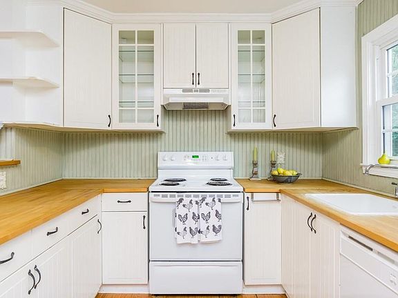 3rd image of 1875 Clearwater Dr SE