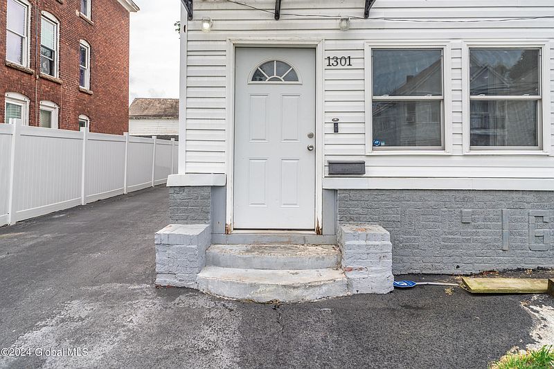 4th image of 1301 3rd Avenue