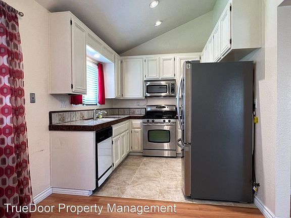 5th image of 1932 Meyer Pl APT B2