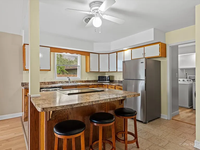 702 N View St — Photo 9