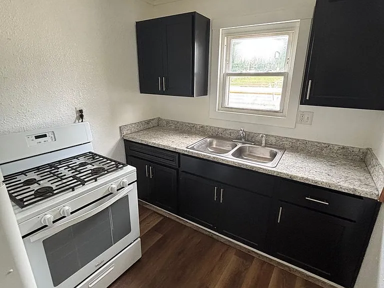 1531 W Webster St — Photo 12