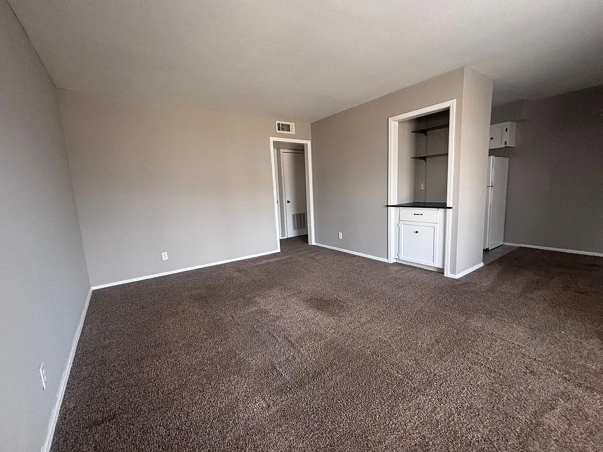 Building Photo - 4750 E 68th St S #152