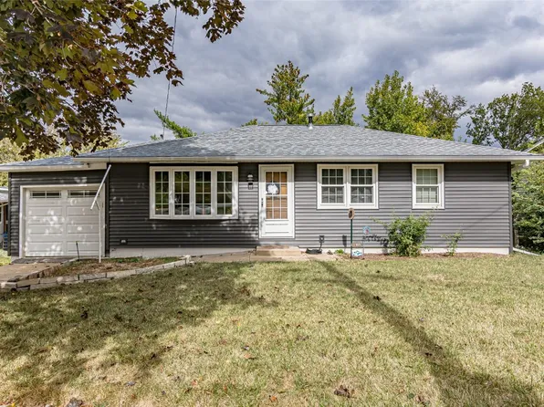 1303 Highwood Dr NW, Cedar Rapids, IA 52405