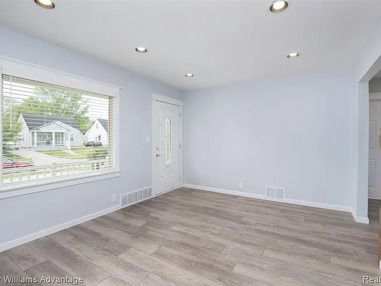 Bauman Ave — Photo 9