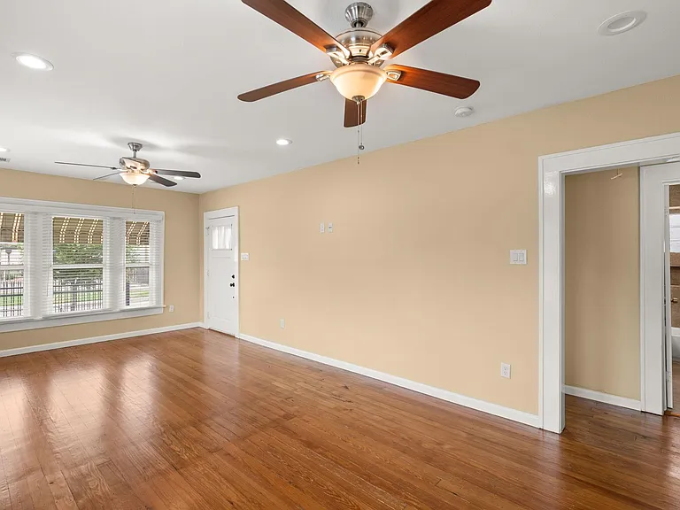 502 Dell Ct — Photo 4