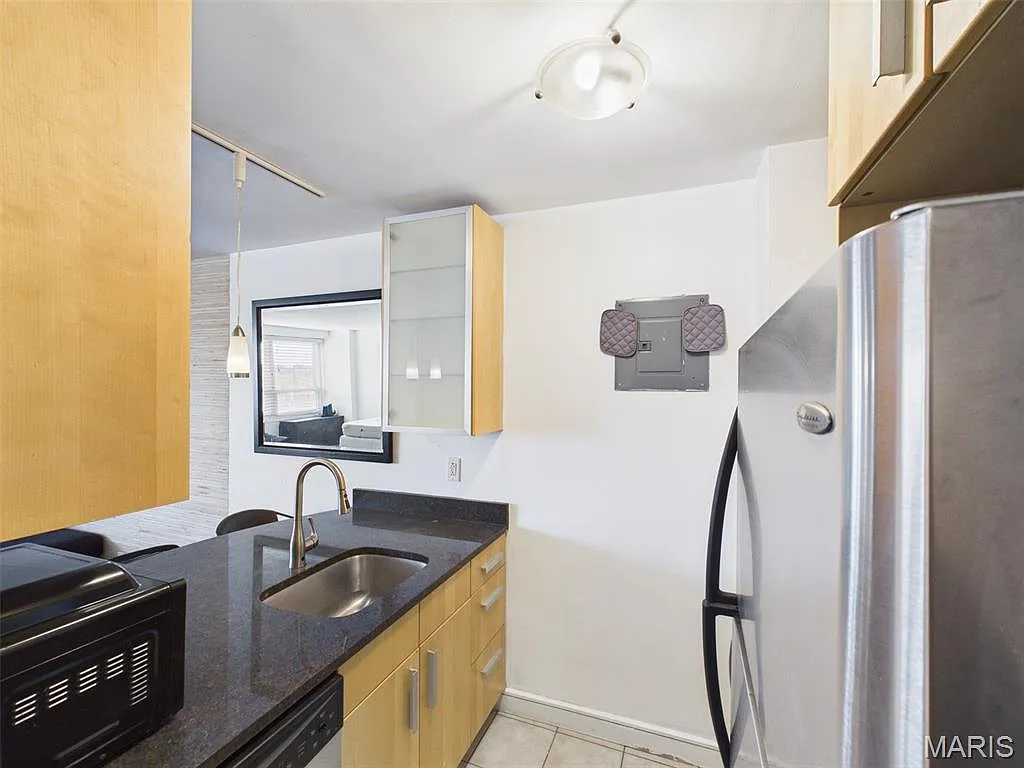 Building Photo - 210 N 17th St #707