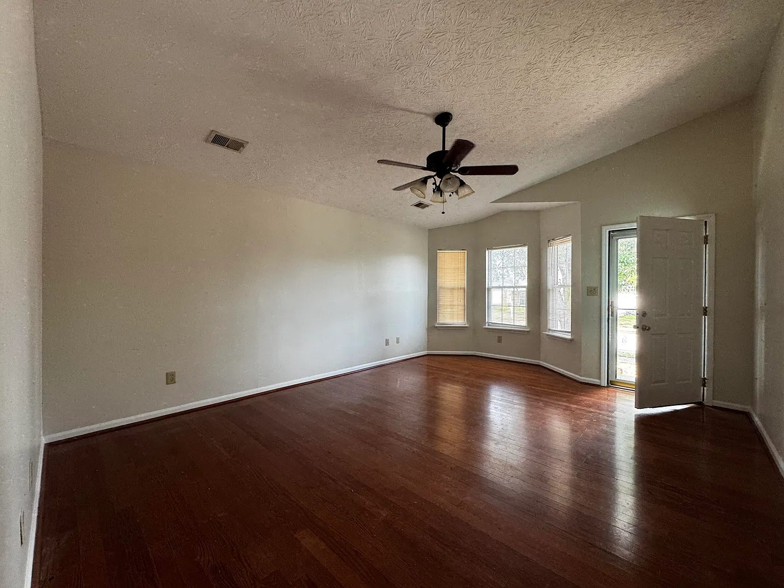 3 bed, 2.0 bath, 1152 sqft, $1,795 — Photo 2