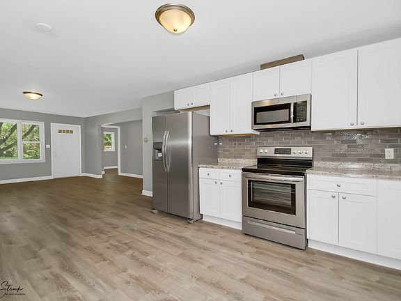 5th image of 691 Bishop Ct