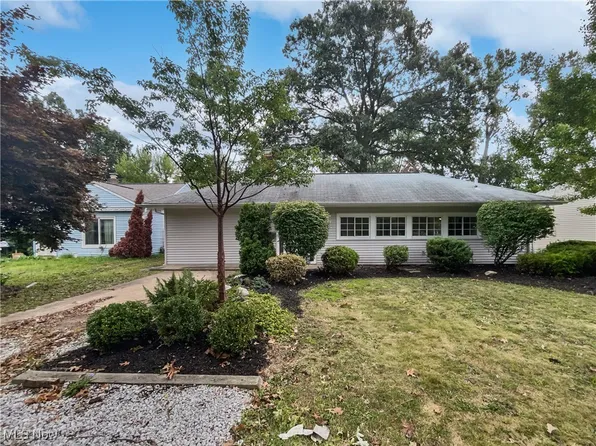 809 Birchwood Dr, Willoughby, OH 44094