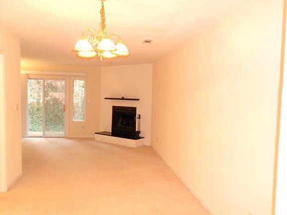 dining room looking to li