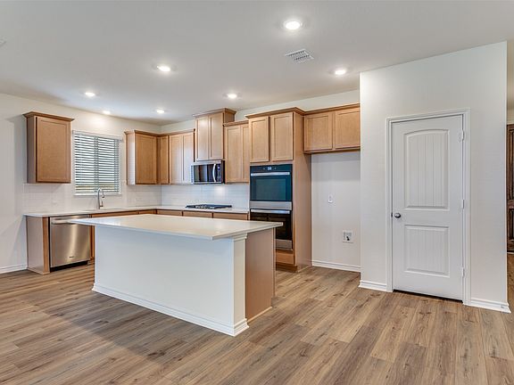 5th image of 649 Fallbrook Dr