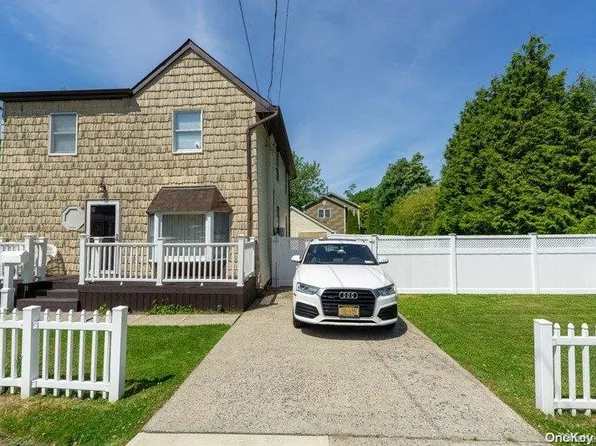 12 1st Avenue, East Islip, NY 11730