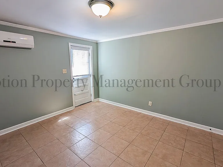 2400 Lawrence Dr — Photo 11