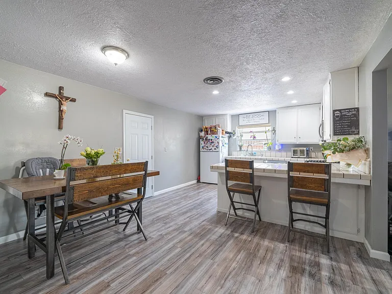 21501 Silver Dr — Photo 2