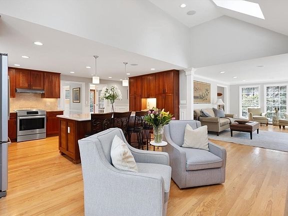 5th image of 8 Colonial Dr