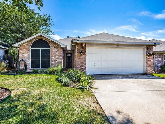 3rd image of 1202 Hidden Oaks Dr