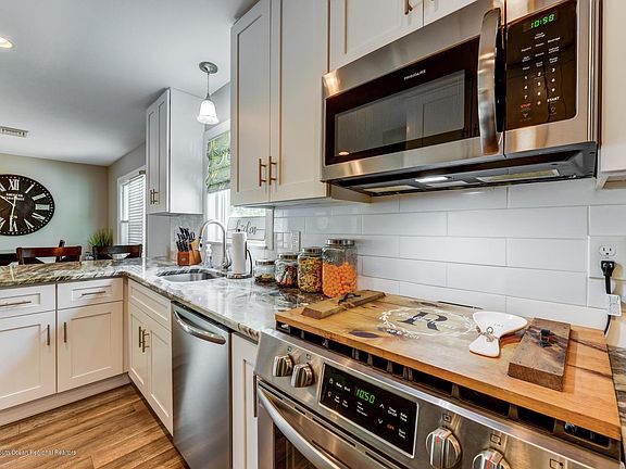 5th image of 828 Bartlett Pl