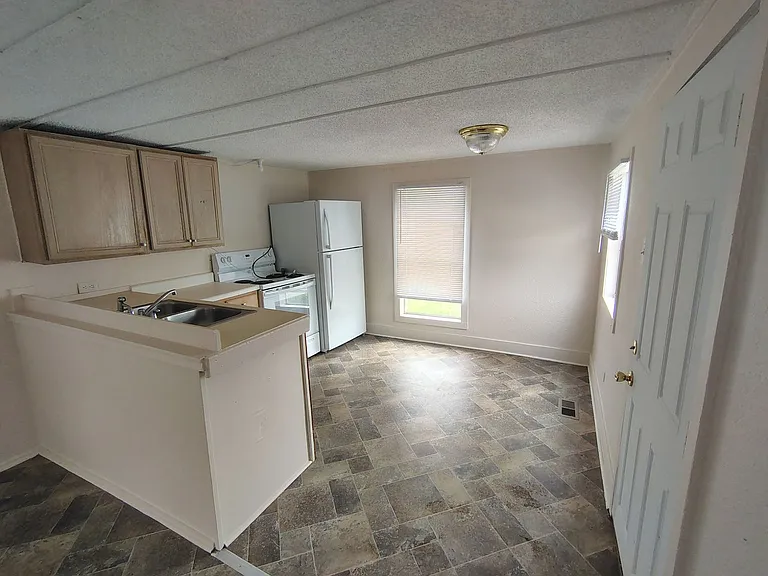 208 Spruce St #4 — Photo 11