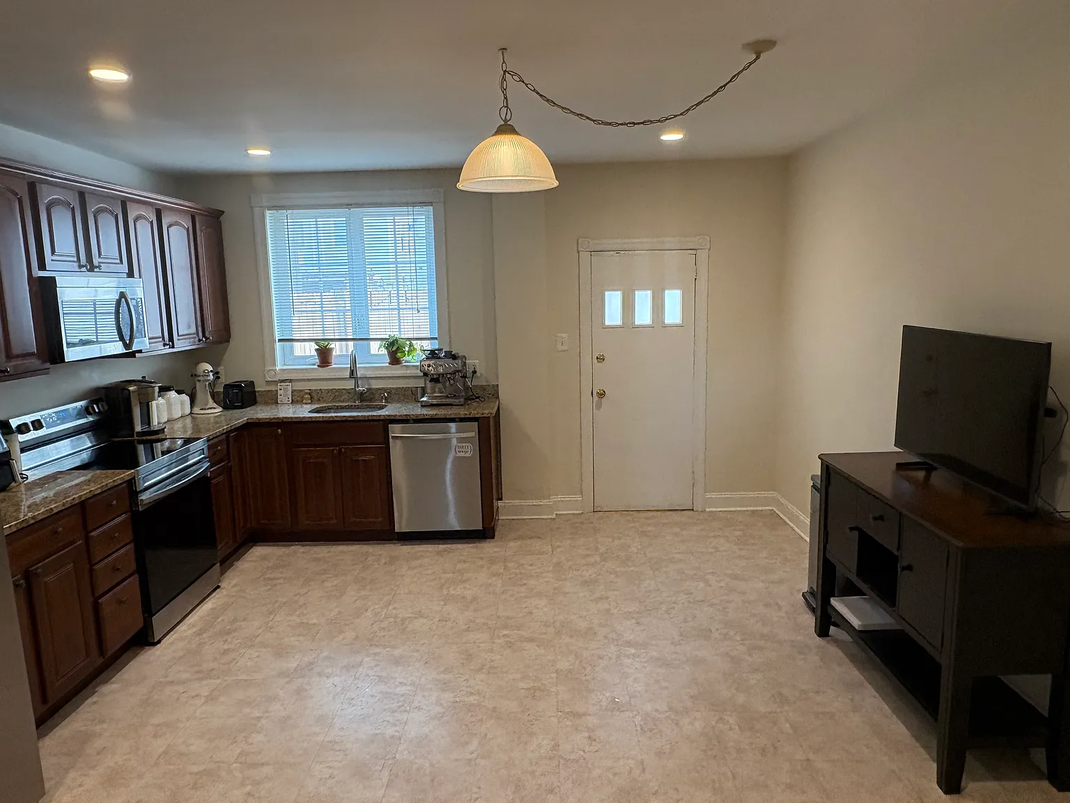 3 bed, 1125 sqft, $2,350 — Photo 1