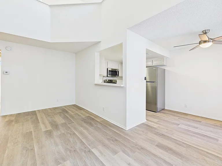 11325 Morrison St — Photo 9