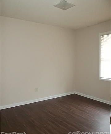 4th image of 438 Carpenter St