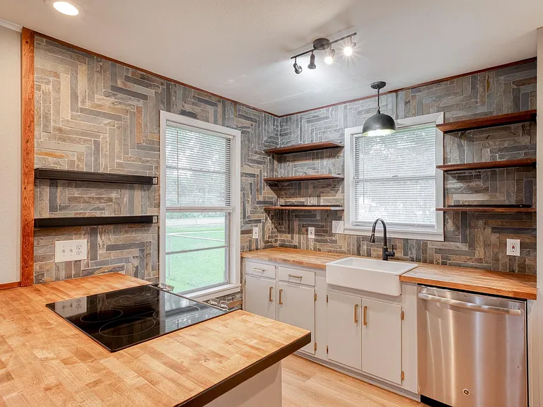 707 N Main St — Photo 13