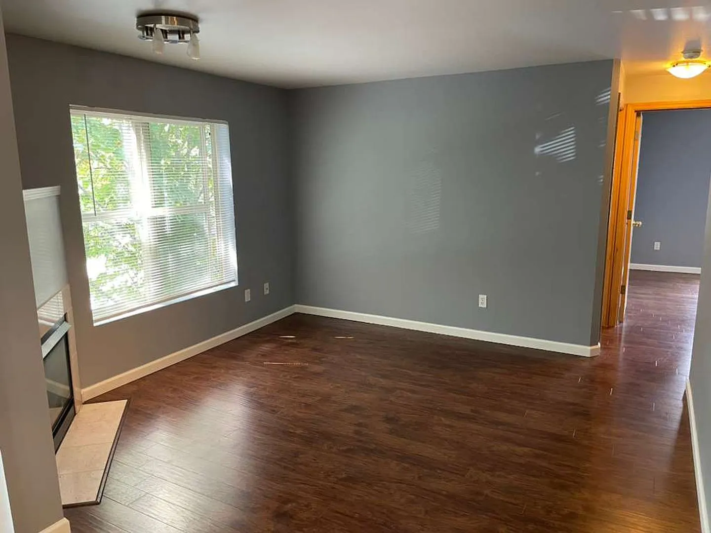 Bright Top-Floor Condo in Maple Leaf — Photo 4