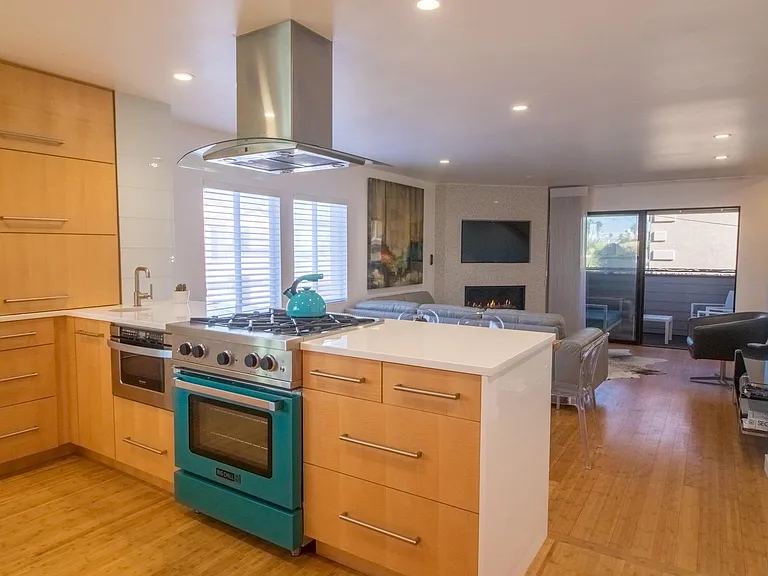 725 Seacoast Dr — Photo 3