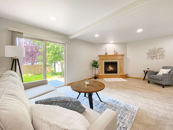 2nd image of 957 Forestglen Dr APT B