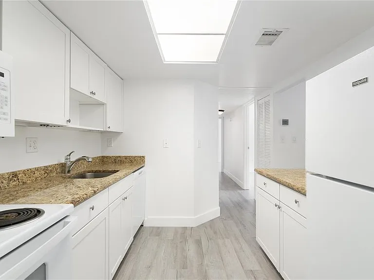22291 Westchester Blvd #206 — Photo 12