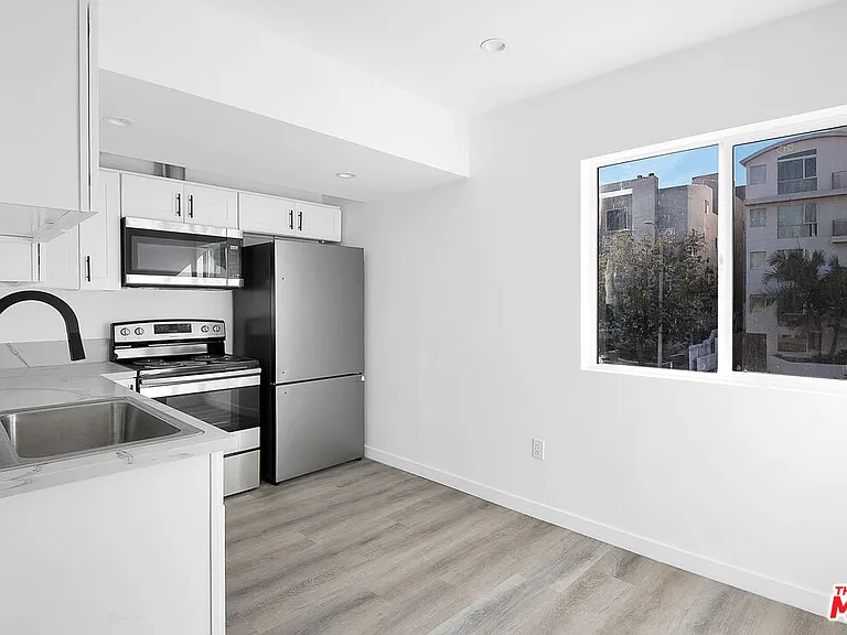 1610 S Beverly Glen Blvd #10 — Photo 3